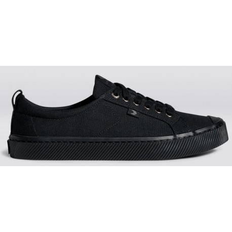 Cariuma Oca Low All Black Canvas Shoes